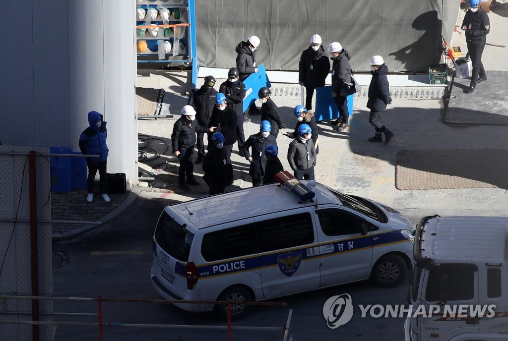 붕괴사고 현산 입건자들 "하청업체가 임의로 한 일"…혐의 부인(종합)