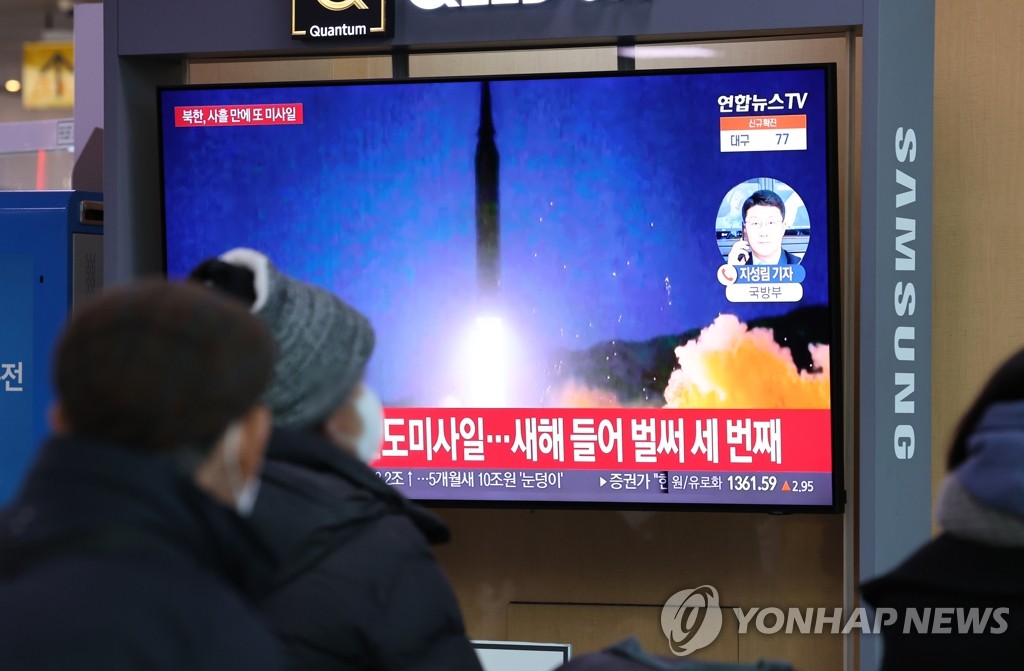 북한, 이번엔 평양 비행장서 단거리 탄도미사일 2발…새해 4번째