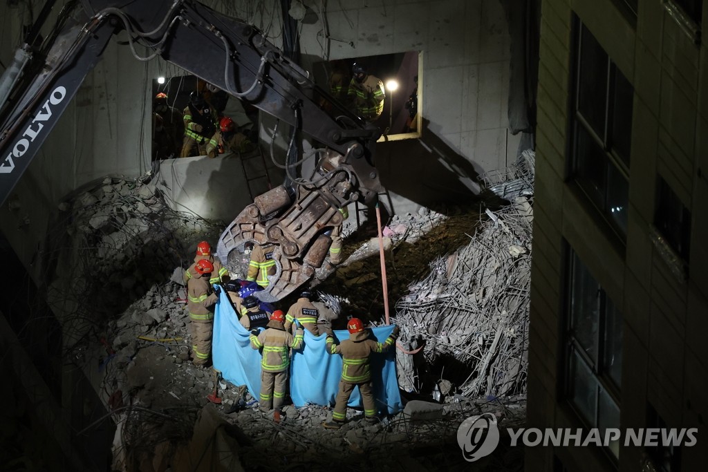 [3보] "붕괴 사흘 만에" 실종자 6명 중 1명 숨진 채 밖으로