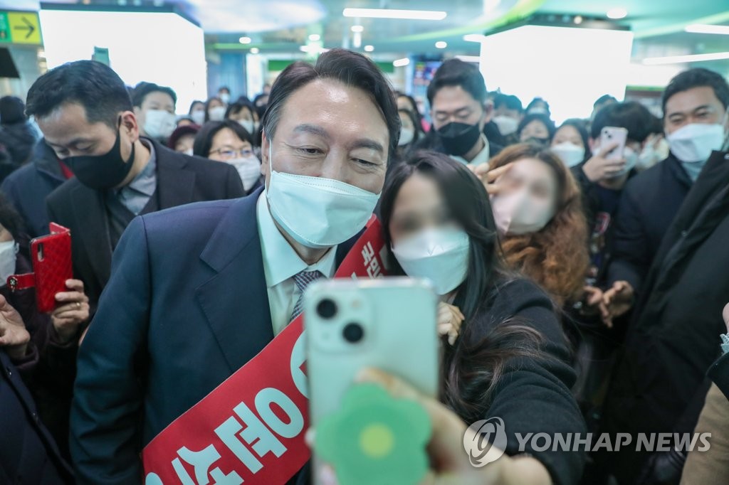 윤석열 "공공시설에 유모차·휠체어 소독기 설치 확대"