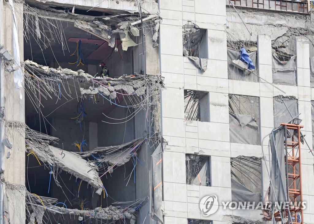 애타는 붕괴사고 실종자가족 "어느 위치에 있는지라도 알았으면"