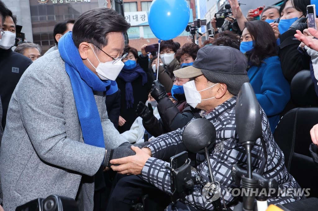 이재명, 이틀째 강원 일정…통일전망대서 지역공약 발표