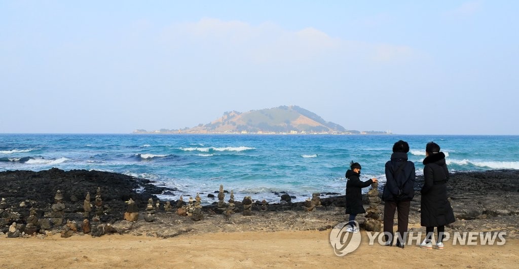 확 풀린 날씨…전국 스키장·산·바닷가 나들이객 '북적'