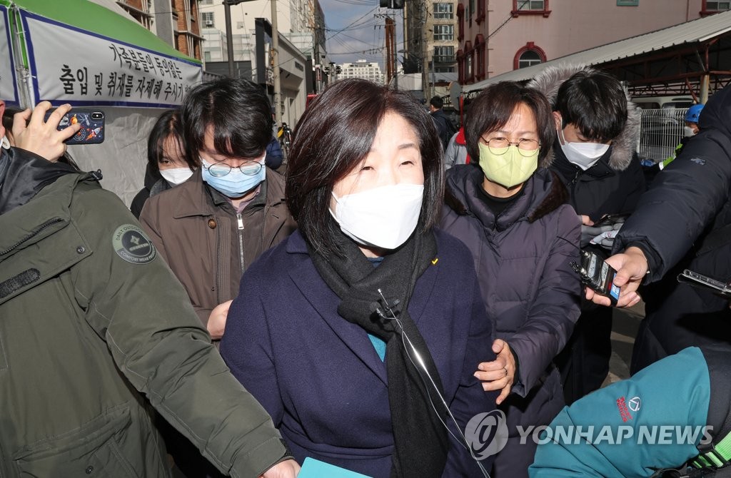 '칩거' 심상정, 광주 사고현장 방문…나흘만에 사실상 일정 재개