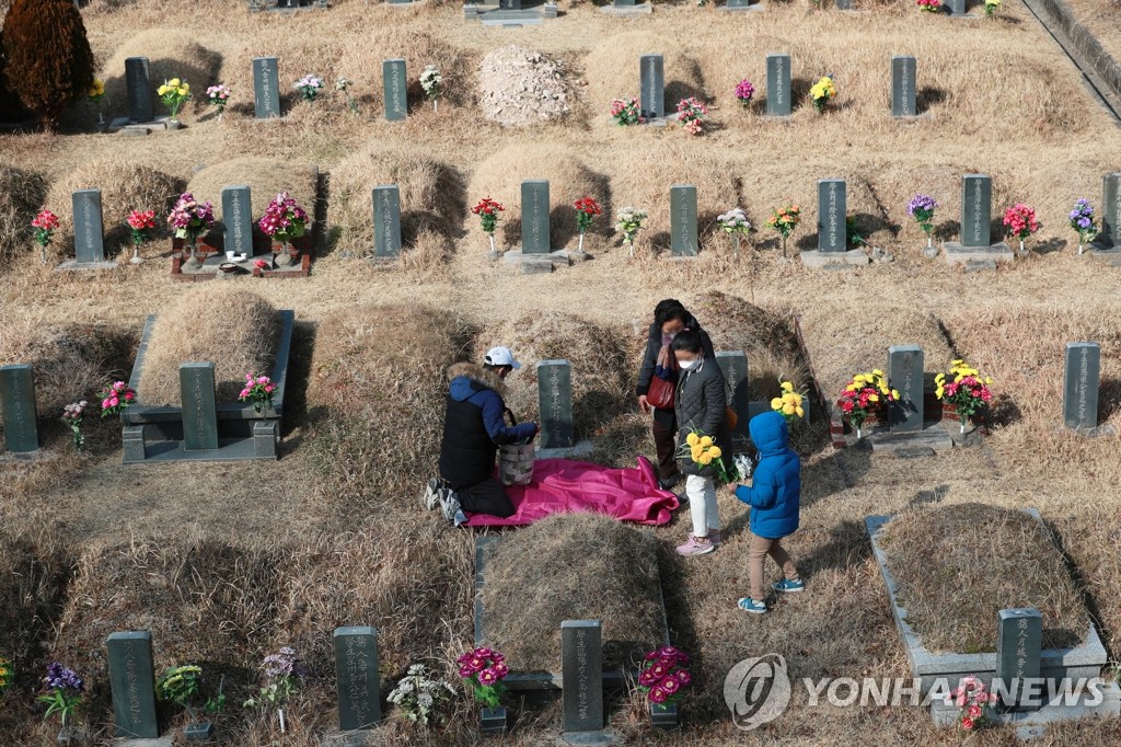 확 풀린 날씨…전국 스키장·산·바닷가 나들이객 '북적'