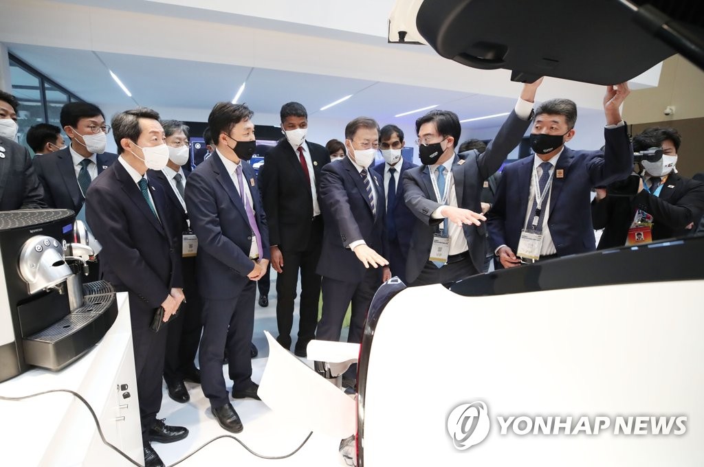 삼성·현대차 두바이 전시관 찾은 문대통령…부산 엑스포 홍보도