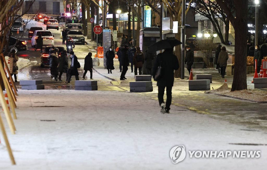 경기남부 퇴근길 2㎝ 안팎 적설…"빙판길 주의"