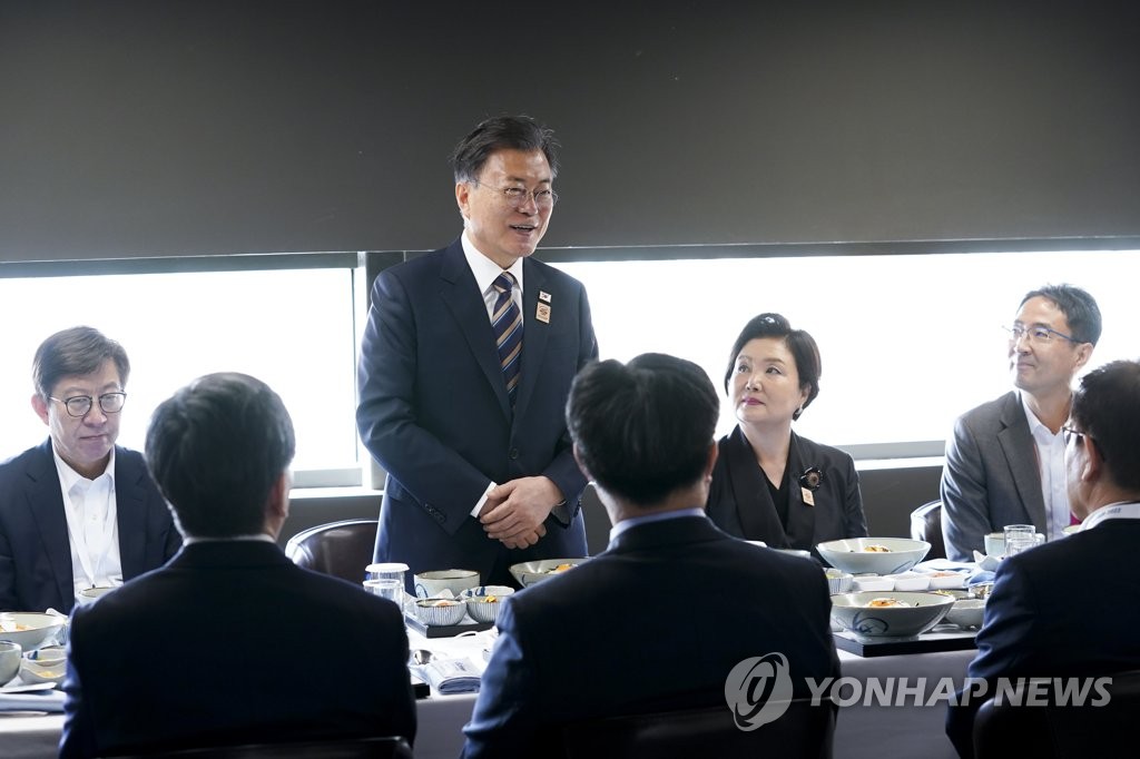 삼성·현대차 두바이 전시관 찾은 문대통령…부산 엑스포 홍보도