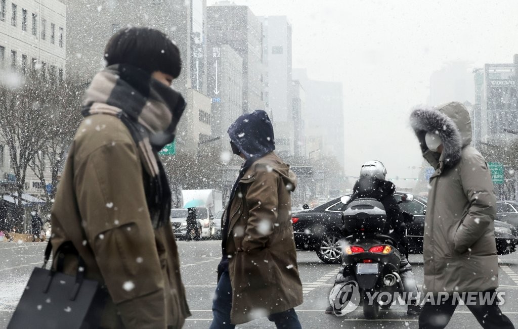 경기 일부지역 퇴근길에도 눈 흩날려…"빙판길 주의"