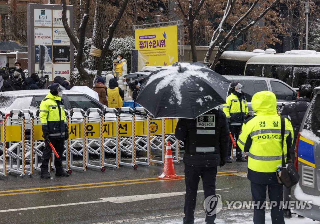 인권위 긴급구제 후 첫 수요시위…충돌 없이 마무리