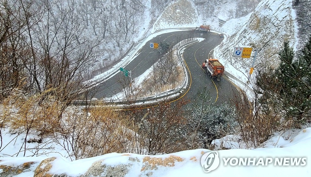 밤사이 향로봉 30.3㎝ 눈 펑펑…영동 오전까지 1∼3㎝ 더 내려