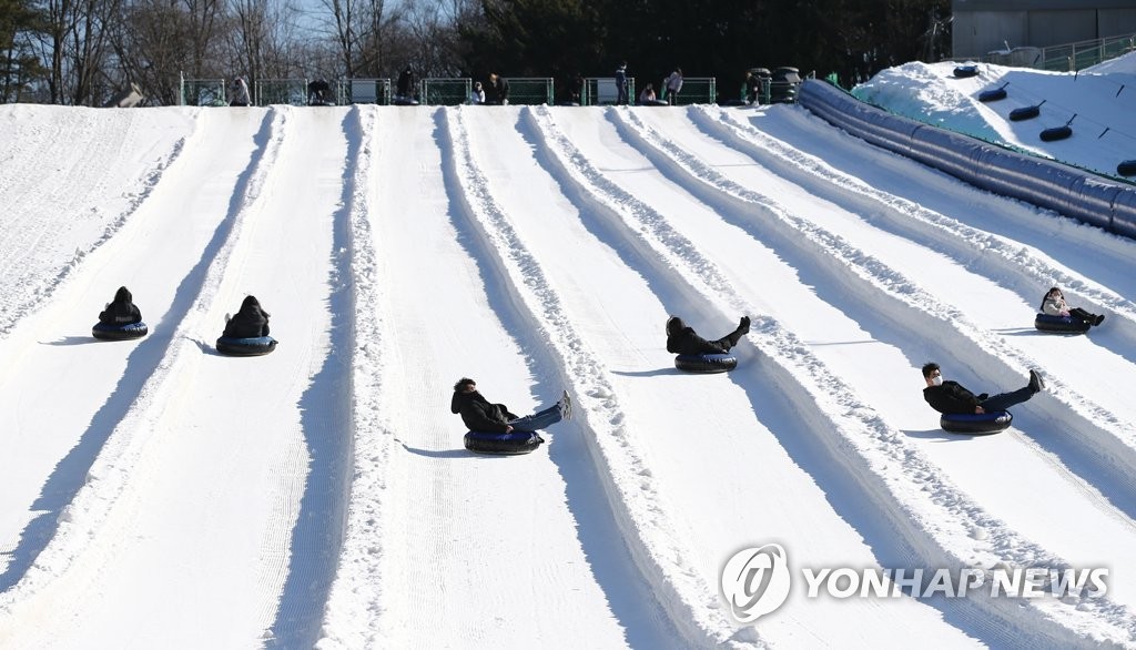 누그러진 추위에 전국 관광지 북적…스키·눈썰매장 인파 몰려