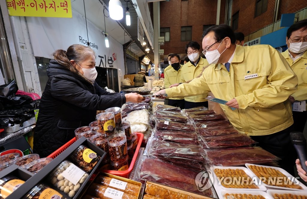 김총리, 광장시장서 설 물가·방역 점검…"물가 관리 최선"