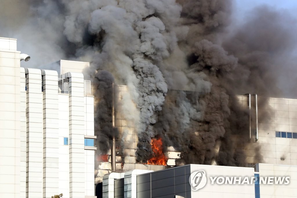 청주 에코프로비엠 공장서 대형화재…3명 구조·1명 고립(종합)