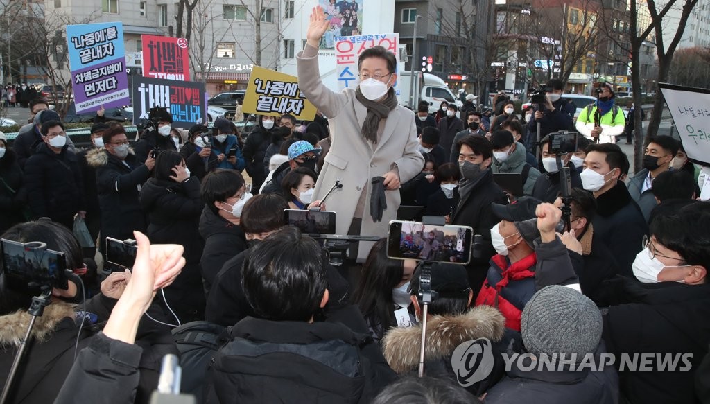 연트럴파크 찾은 이재명, 지지자들에 "2표차로 떨어질수도"