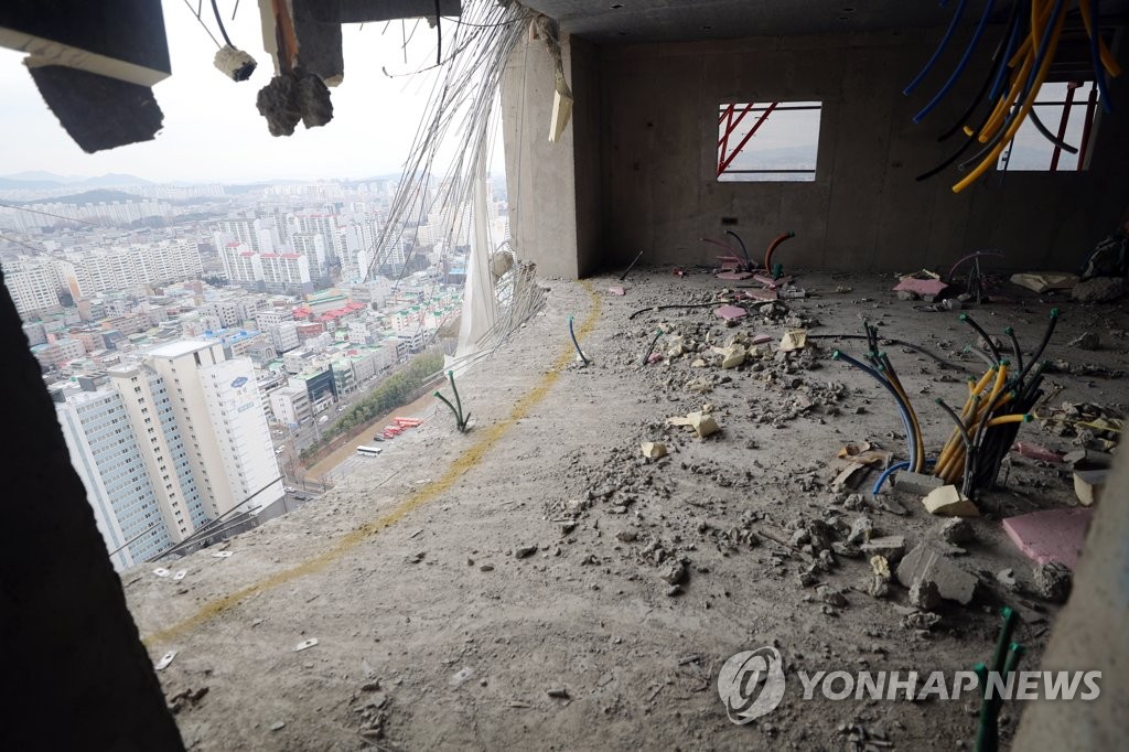 흘러내리고 꺼진 천장·바닥 언제 무너질지…쌓인 구조물 '처참'