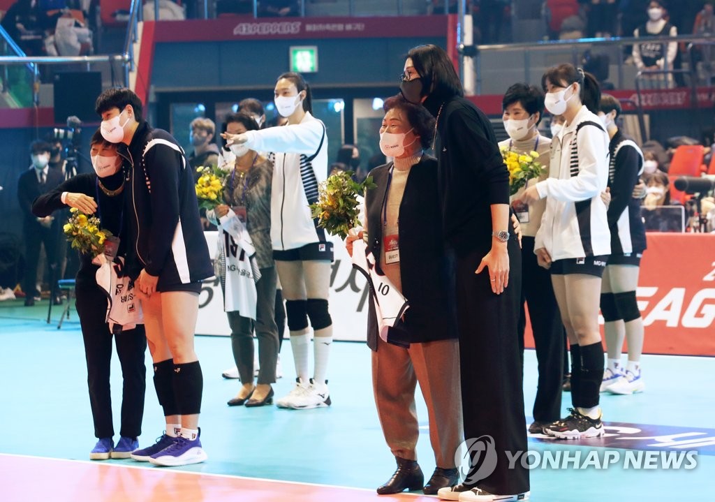 김연경, V리그 올스타전 깜짝 방문…대선배들에 꽃다발 전달