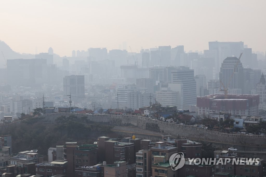 포근하지만 미세먼지로 뿌연 출근길…수도권·강원 등 '나쁨'