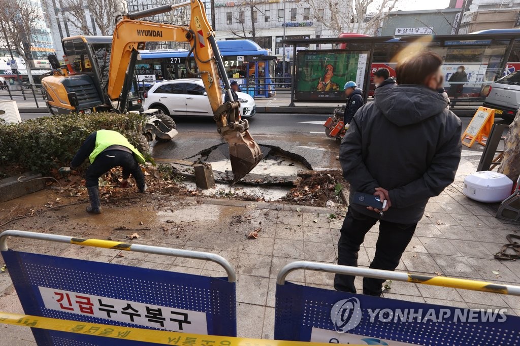 서울 종로5가역 인근 도로에 싱크홀…밤늦게 복구 예정(종합)