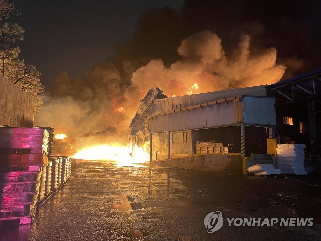 효성티앤씨 울산공장 화재 22시간 만에 완진…열기 빠지면 조사