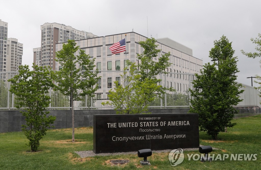 우크라 美대사관, 자국민들에 "즉각 출국 검토" 권고