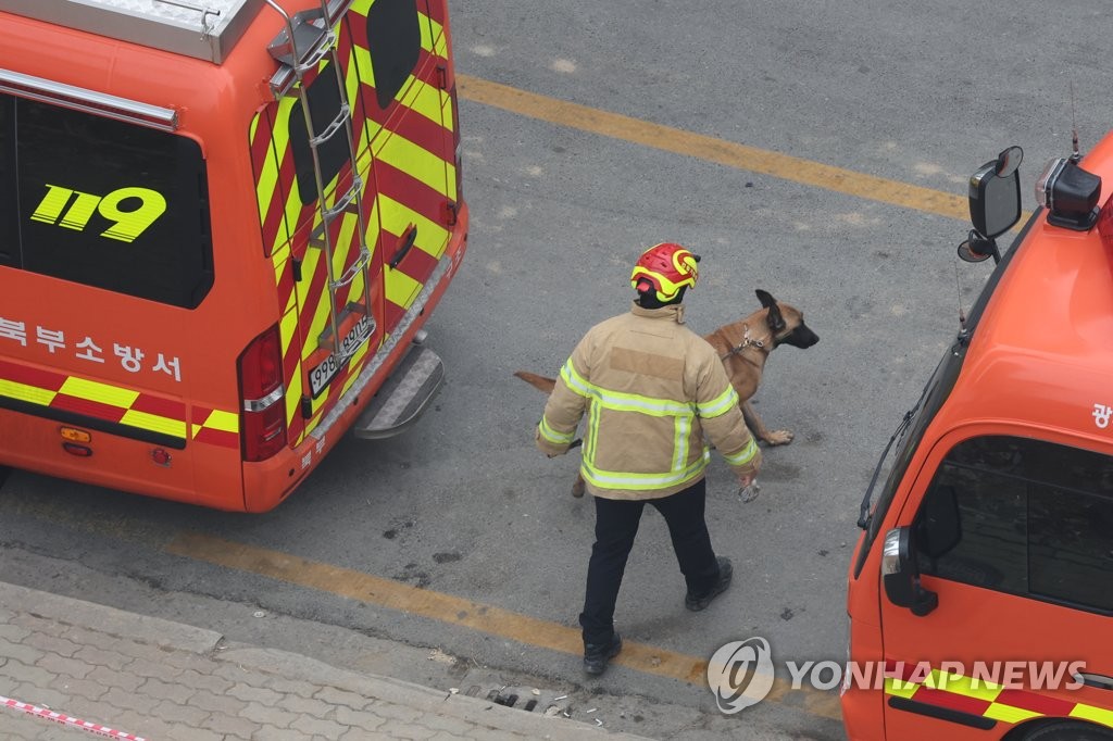 24시간 수색 2일 차…또 다른 붕괴층으로 향한 실종자 찾기(종합)