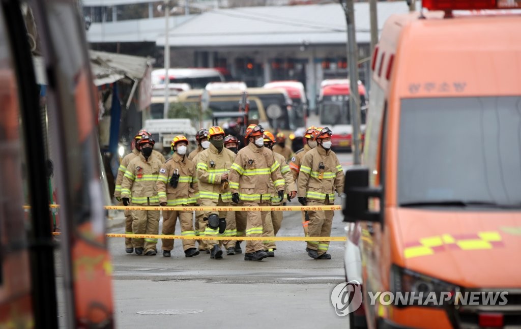 초등학생 쿠키·'오월 어머니' 찰밥…붕괴참사 현장 데우는 온정