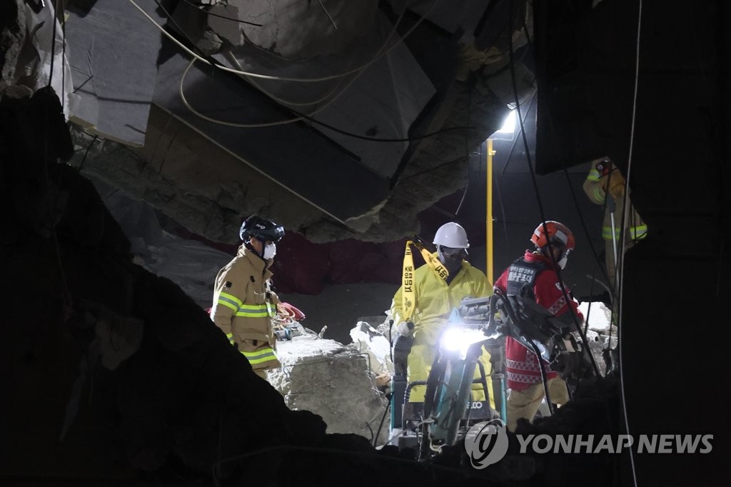 광주 붕괴사고 잔해물 쌓인 23층 구조 활동 돌입