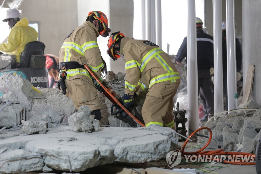 "안전한 곳 건물 중심부 하나뿐"…붕괴사고 매몰자 구조 난항(종합)