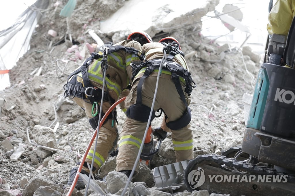 광주 붕괴사고 잔해물 쌓인 23층 구조 활동 돌입