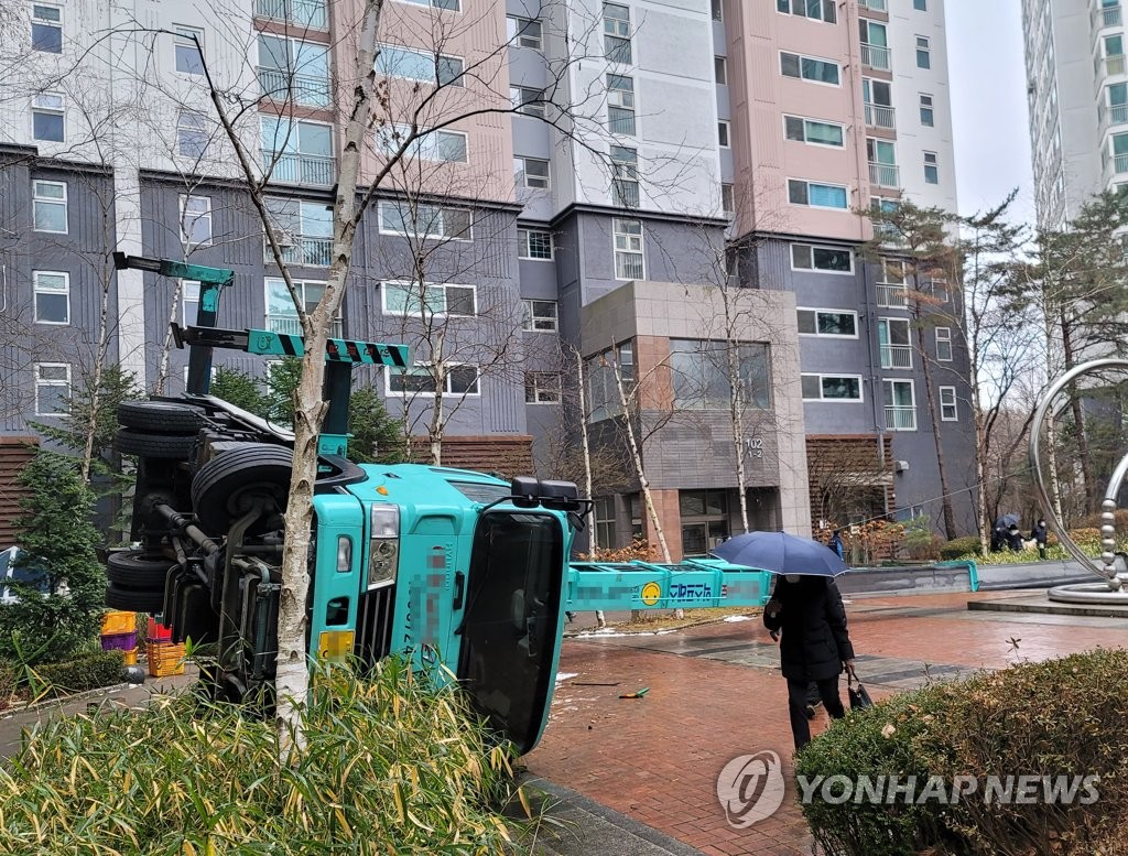 춘천서 22층 이사 중 사다리차 넘어져…택배차·나무 파손