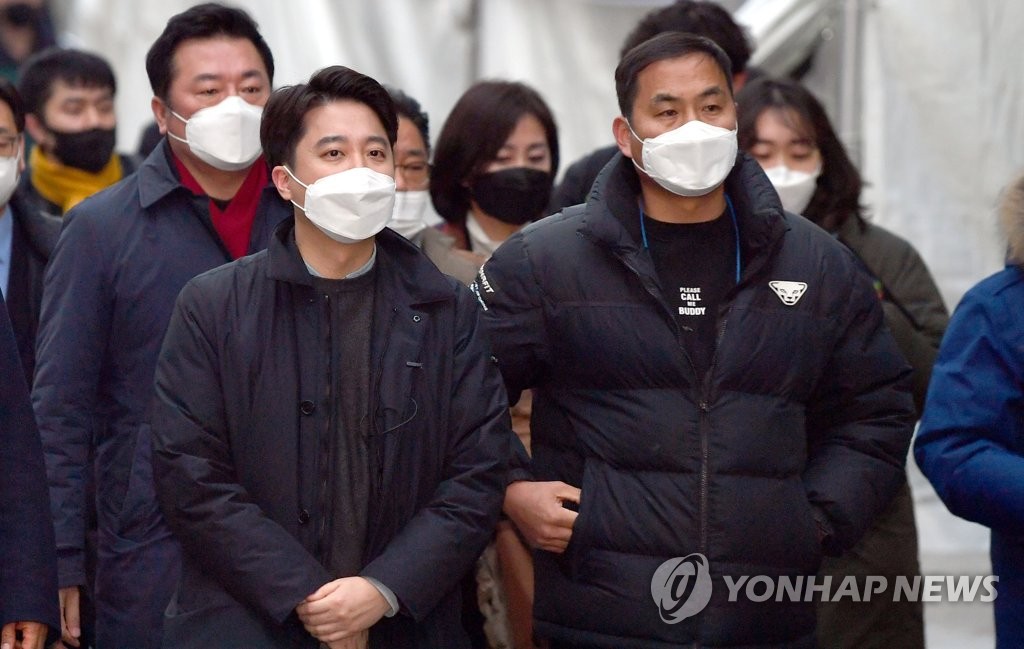 붕괴현장 방문한 이준석 "현산 적극 지원토록 당 차원 요청"(종합)