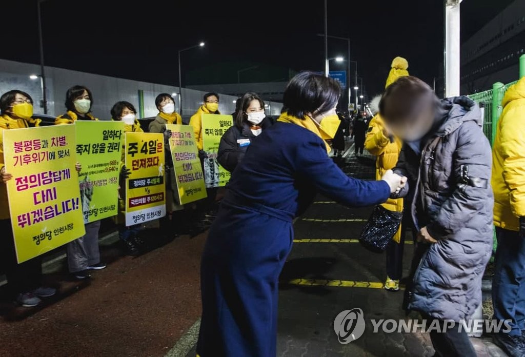 심상정, 새벽 4시부터 '밤샘 근로자' 만나 함께 컵라면(종합)