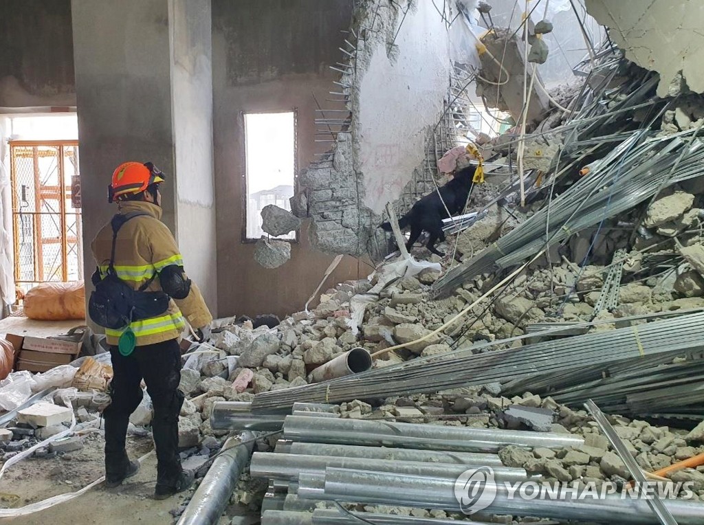 "안전한 곳 건물 중심부 하나뿐"…붕괴사고 매몰자 구조 난항(종합)