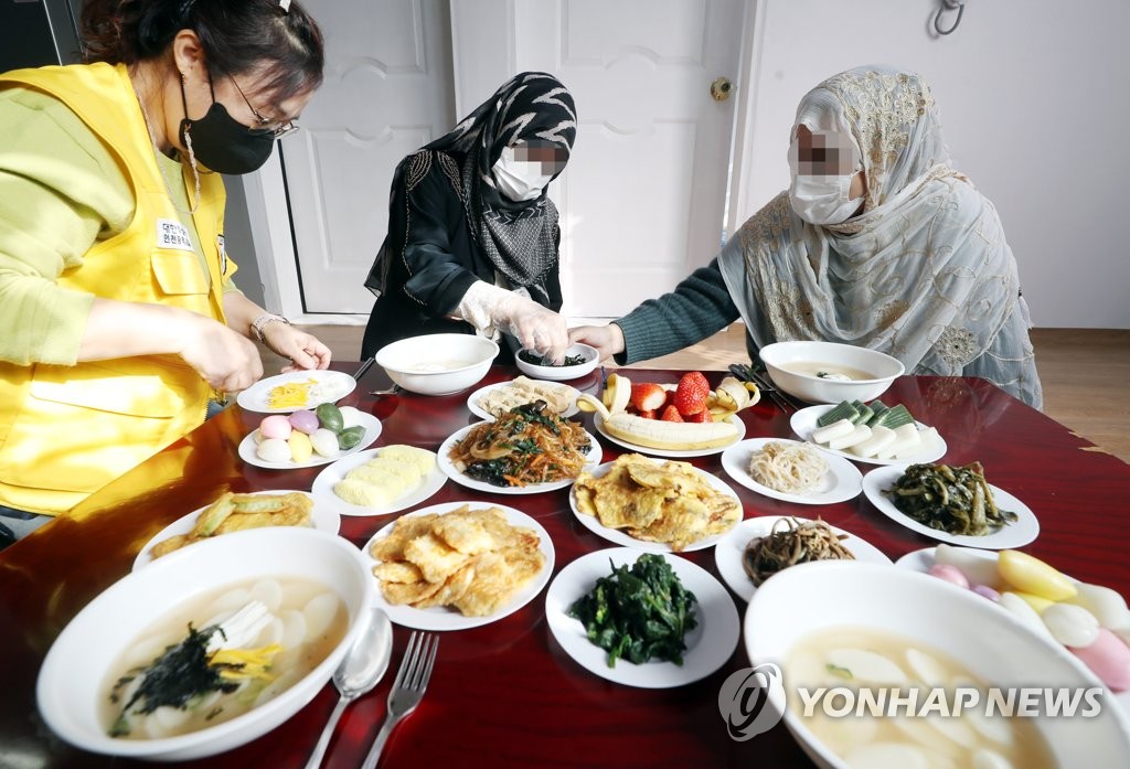 "떡국 맛있어요"…인천 정착 아프간인들 설맞이 행사