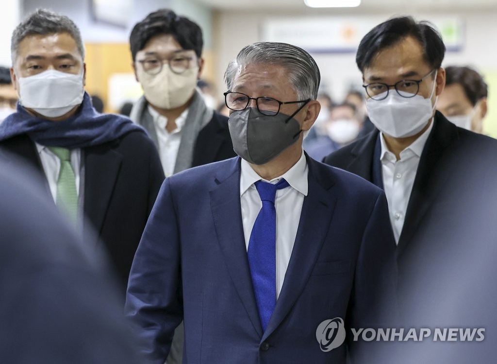 '횡령·배임' 최신원, 1심 징역 2년 6개월…조대식 무죄(종합2보)