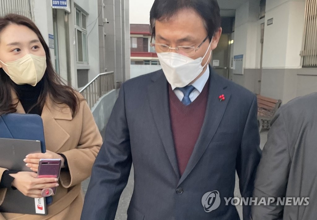 '정세균 지지 호소' 남원시장 "혐의 인정…위법 몰랐다"(종합)