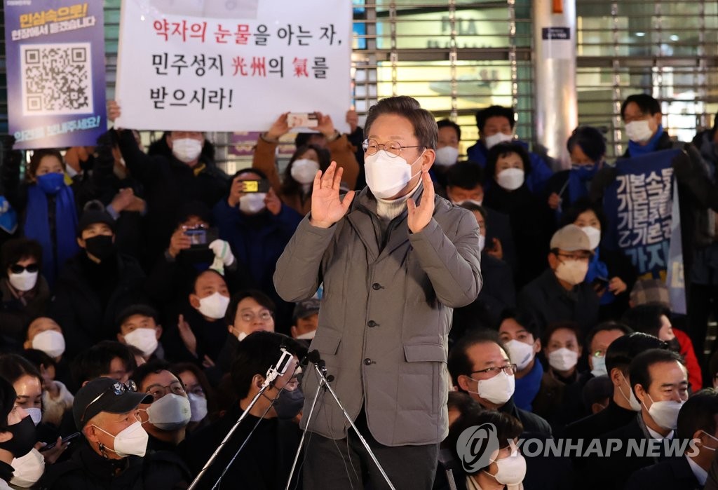 이재명이 꺼낸 사시부활, 대선 돌발이슈 되나…尹 "로스쿨 보완"