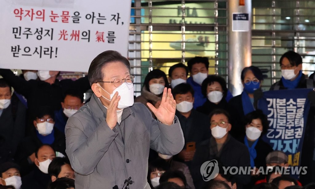 李 "광주가 낳은 사회적 아들"…'박정희 호남소외론' 거론(종합)