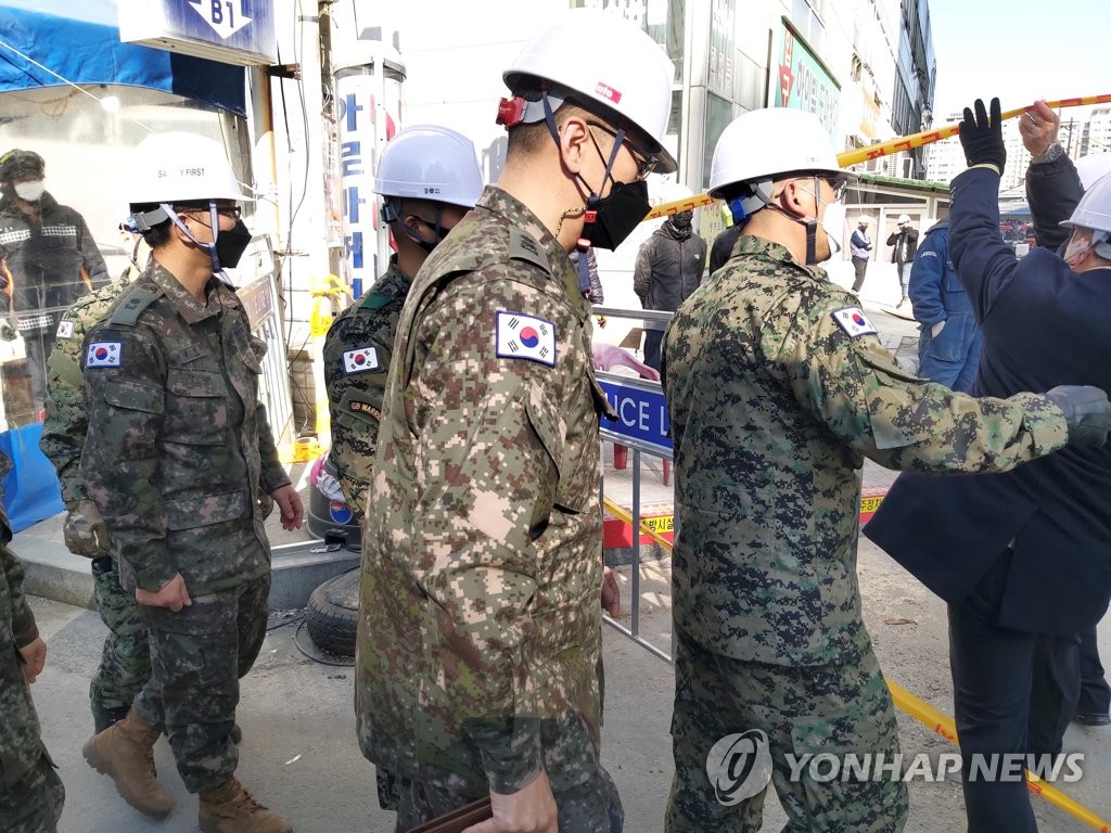 '붕괴 사고' 나흘째 발 묶인 매몰자 구조에 미니굴삭기 투입