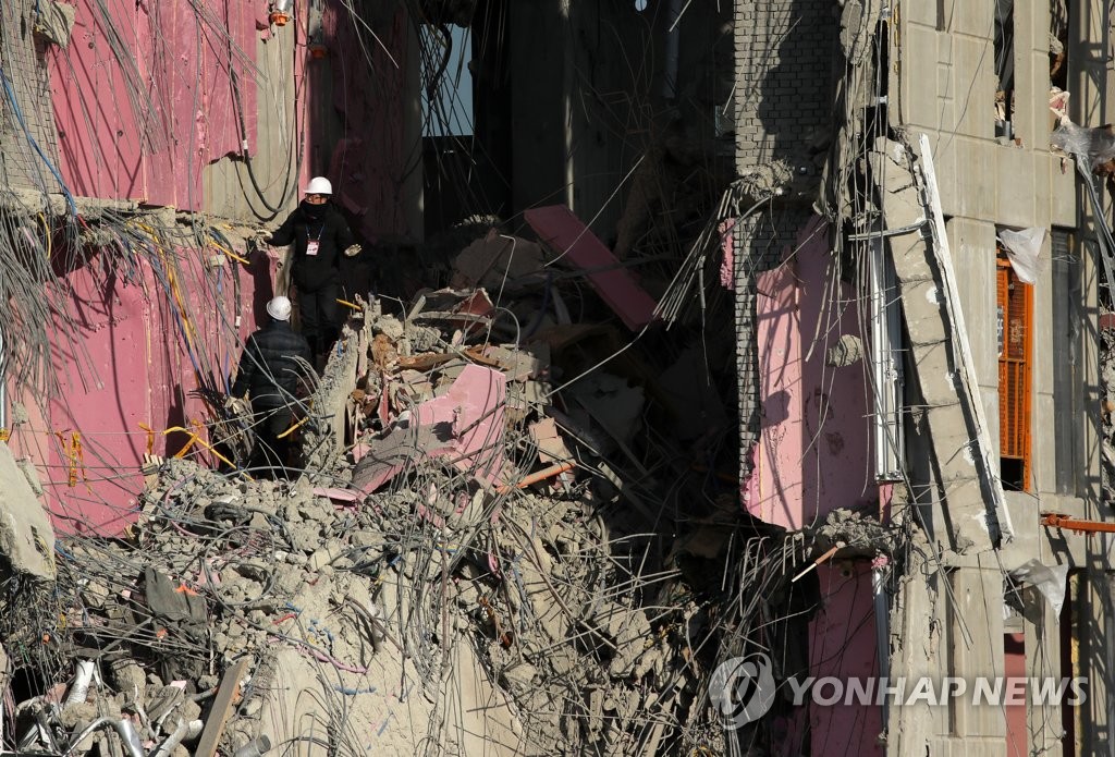 설 연휴에도 실종자 찾기 지속…광주 붕괴사고 19일째 수색