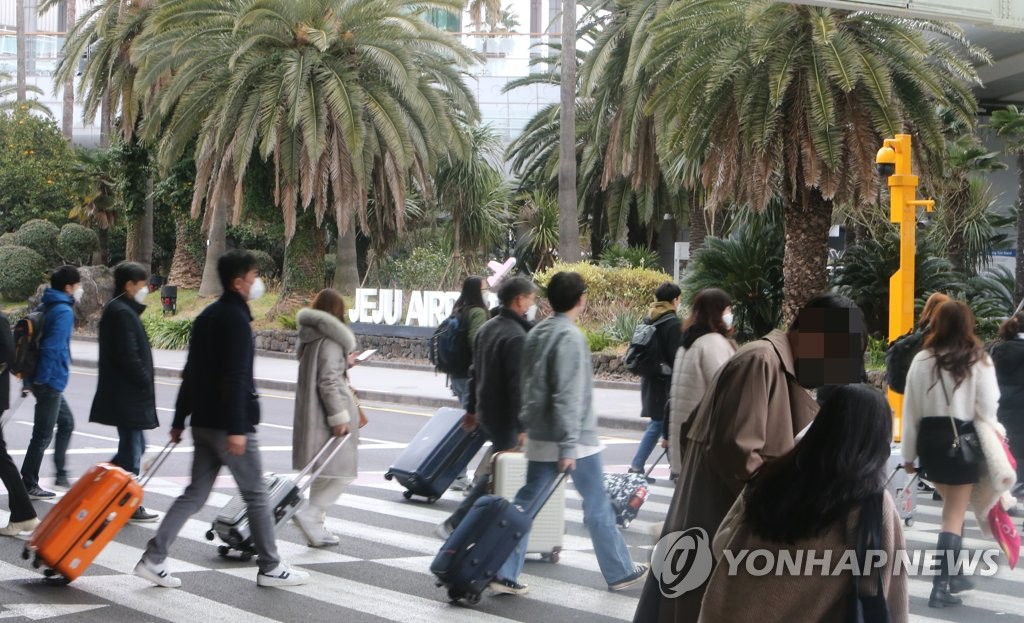 "고향 앞으로"…기차역·터미널에 귀성행렬·공항도 북적