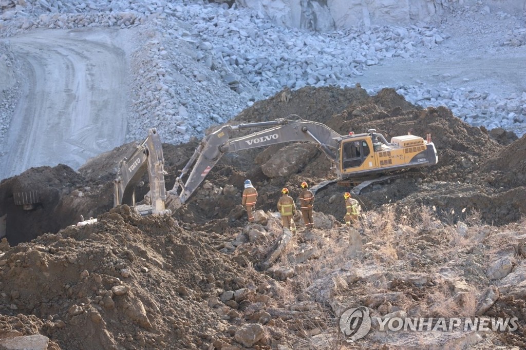 엄청난 토사 순식간에 '와르르'…설 연휴 첫날 처참한 사고