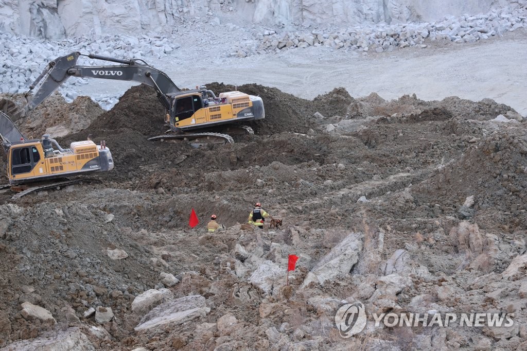 "수색 범위 넓고·토사량 많아"…양주 채석장 실종자 수색 난항