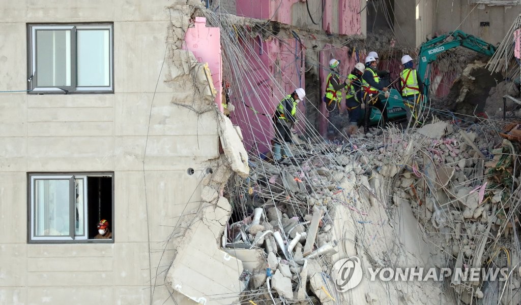 안전 우려에 소방대 대피한 붕괴현장, 노동자만 남아 잔해 제거