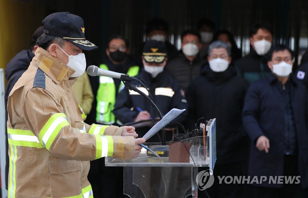 붕괴아파트서 구조대원만 대피시킨 당국·업체, 해명도 오락가락