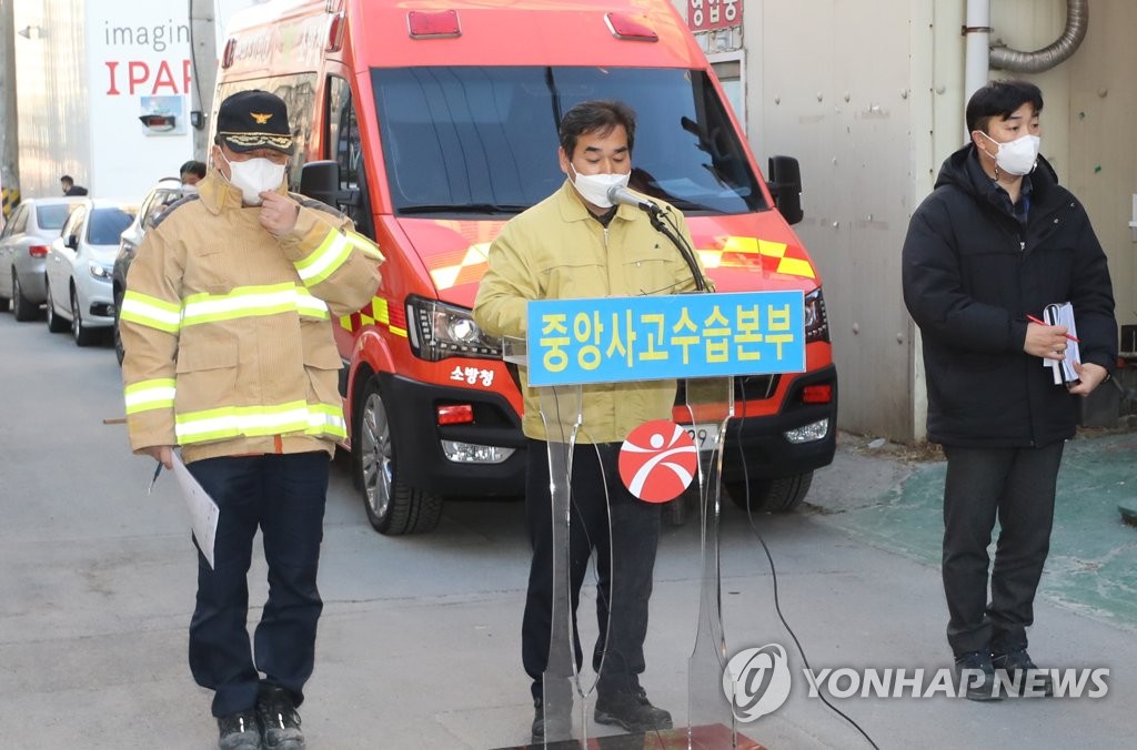 붕괴아파트서 구조대원만 대피시킨 당국·업체, 해명도 오락가락