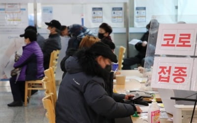 백신 4차 접종까지 갈까…정부 "면역저하자 대상 검토 중"