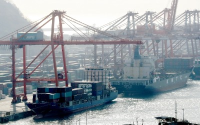 한국 무역역사 새로 썼다…연간 수출액 6445억 돌파