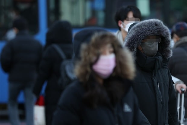 절기상 1년 중 가장 추운 시기라는 '소한'인 5일은 전국에 구름이 끼고 춥겠다. 아침 최저기온은 영하 14도로 예보됐다. /사진=연합뉴스